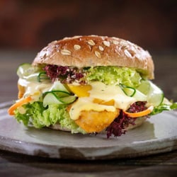 Vegetariánská bulka s nugetkami, salátem a veganskou majonézou